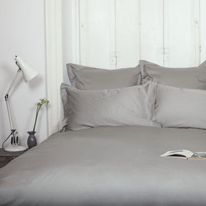 グレーのシンプルな無地のベッドリネン、上質なリネンはベッドルームを大人っぽいラグジュアリーな雰囲気に | Beaumont & Brown
