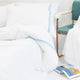 アクアブルー・コード400TC／デュベカバー | Beaumont & Brown | 青いポイント刺繍が施された白いシーツでベッドをスタイリング、ビーチハウス風のおしゃれなデザイン
